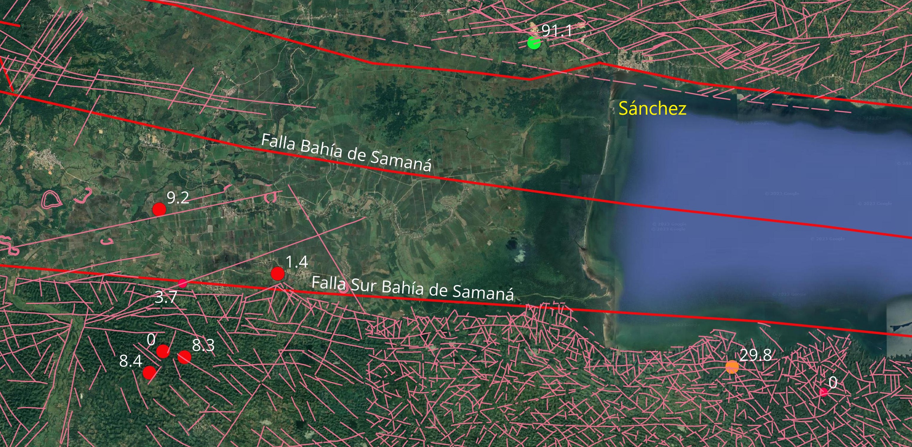 Detalle sismicidad junio 2023 al oeste y sur de la Bahía de Samaná. Se muestra epicentros junto a su profundidad en km, Asi mismo, los lineamientos de color rosa indican las fallas menores según mapas del SGN