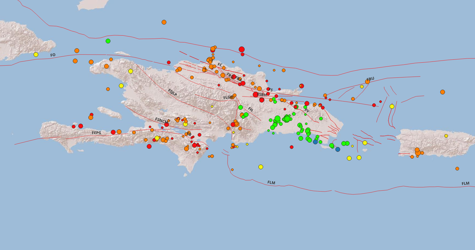 Imagen N° 1 , mapa de La Española cortesía de Esri maps mostrando con globos en colores los diferentes epicentros registrados durante el mes de octubre 2025. Con lineamientos rojos, las principales fallas compiladas de diferentes trabajos publicados: FNH: Falla Norte de la Hispaniola, FC: Falla Camú, FRG: Falla Rio Grande, FS: Falla Septentrional, FO: Falla Oriente, FBU: Falla Bunce, FSBH: Falla Sur Bahía de Samaná, FY: Falla Yabón, FH: Falla Hispaniola, FLGB: Falla La Guácara-Bonao, FSJLP: Falla San Juan-Los Pozos, FSNCM: Falla Sierra de Neiba-Chaines des Matteaux, FEPG: Falla Enriquillo-Plantain Garden, FB: Falla Bahoruco, y FLM: Falla Los Muertos. PaP: Puerto Príncipe, PP: Puerto Plata, Ba: Barahona, SD: Santo Domingo, Bn: Baní, Du: Duvergé, MC: Monte Cristi, Sg: Santiago, SFM: San Francisco de Macorís, By: Bayaguana, Sa: Samaná, Mi: Miches, SJO: San José de Ocoa, IS: Isla Saona