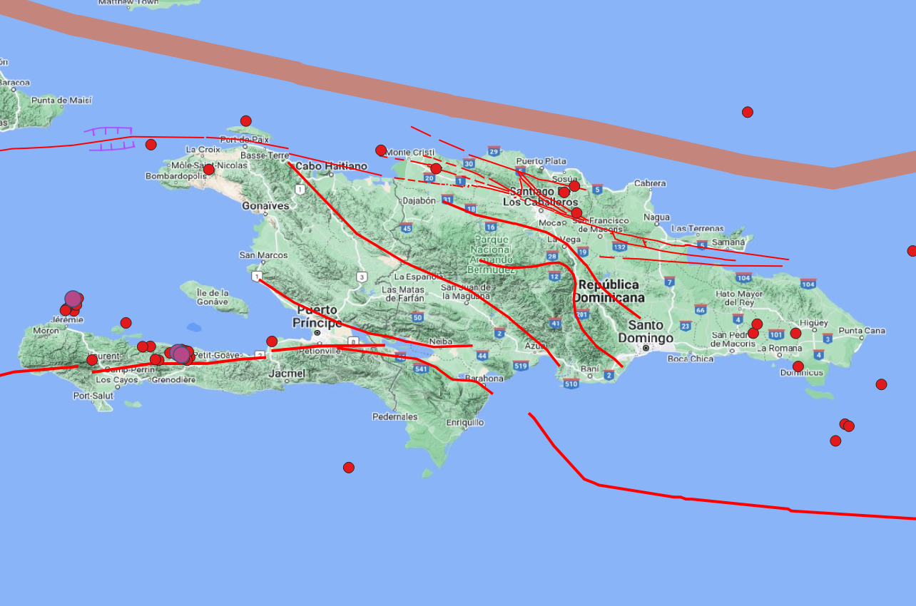Mapa mostrando la sismicidad por encima de magnitud 4.0 Ml: Círculos rojos: >=4.0 < 5.0Ml, Círculos color purpura: >= 5.0Ml. Lineamientos rojos indican principales fallas. Franja color naranja: Borde de placa Norteamérica-Caribe